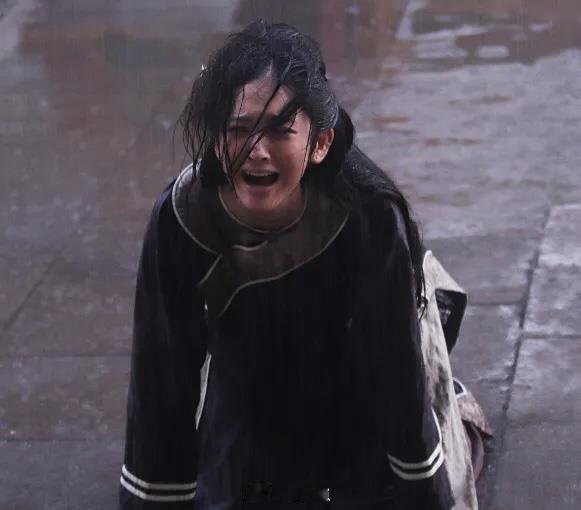 张若昀新剧雨中崩溃梦回祺贵人下线笑不活了！张若昀演的高风在大雨里崩哭惹，这雨比祺