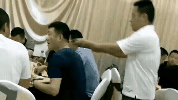 这种玩笑开的有点过分了。尤其是当着众人的面。给这哥们上U型锁的人不怎么样，拿起手