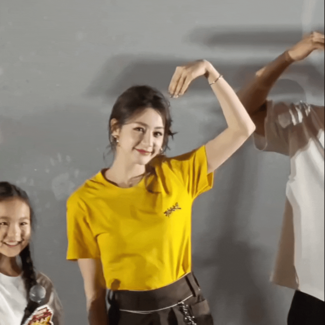 迪丽热巴功夫女足路演广州站周星驰模仿迪丽热巴钰珑迪丽热巴的一个半月