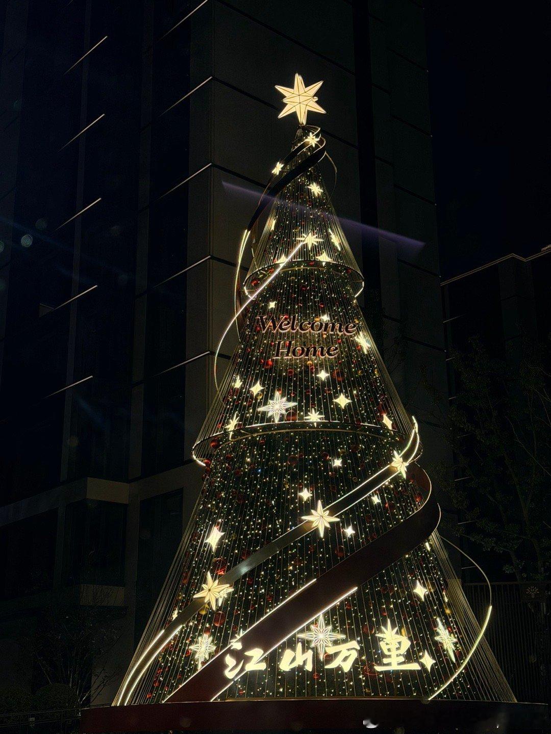 圣诞氛围不知不觉又开始装扮起来了，日子过得真快，又是一年过去了 