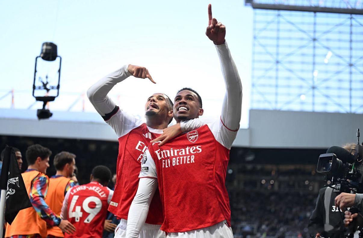 缺少主力中卫的枪手在客场忙乱了90分钟，新组合还需要时间成长。赖斯和廷贝尔为后防