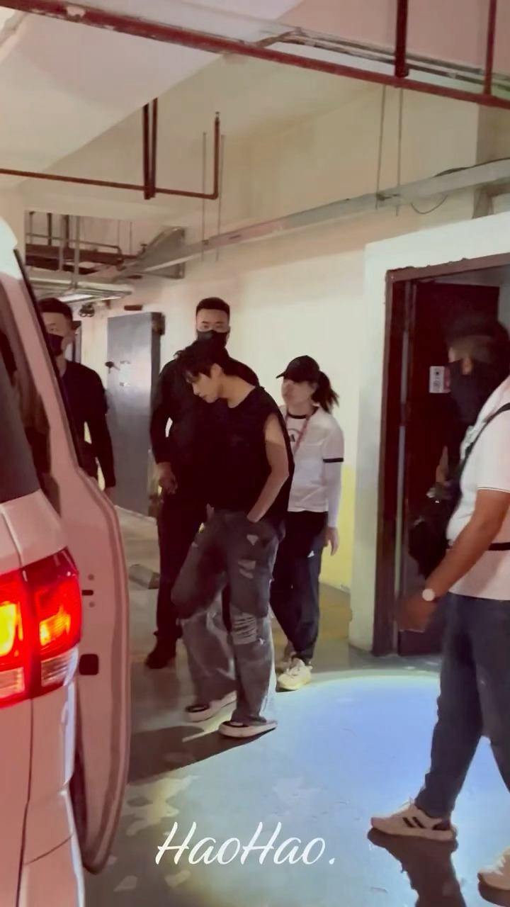 梓渝这个单手插兜去彩排，又是无袖，帅的嘞[哆啦A梦微笑][哆啦A梦微笑][哆啦A