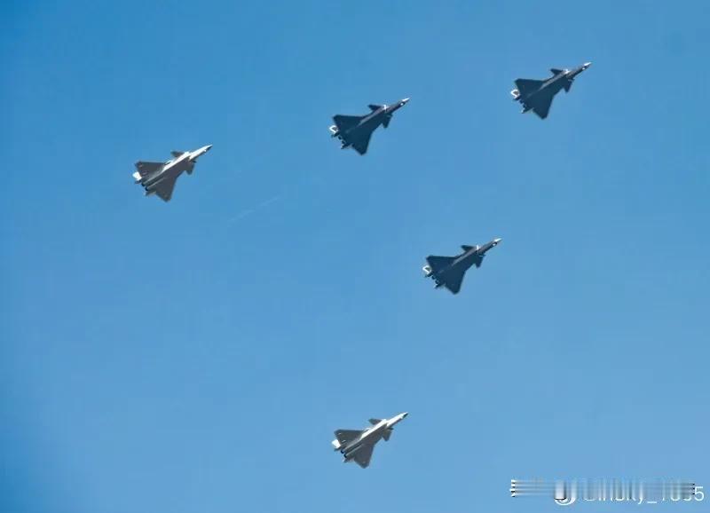 三种歼-20，能看出来什么门道吗?

歼-20（基本型）是中国第一款量产的五代隐