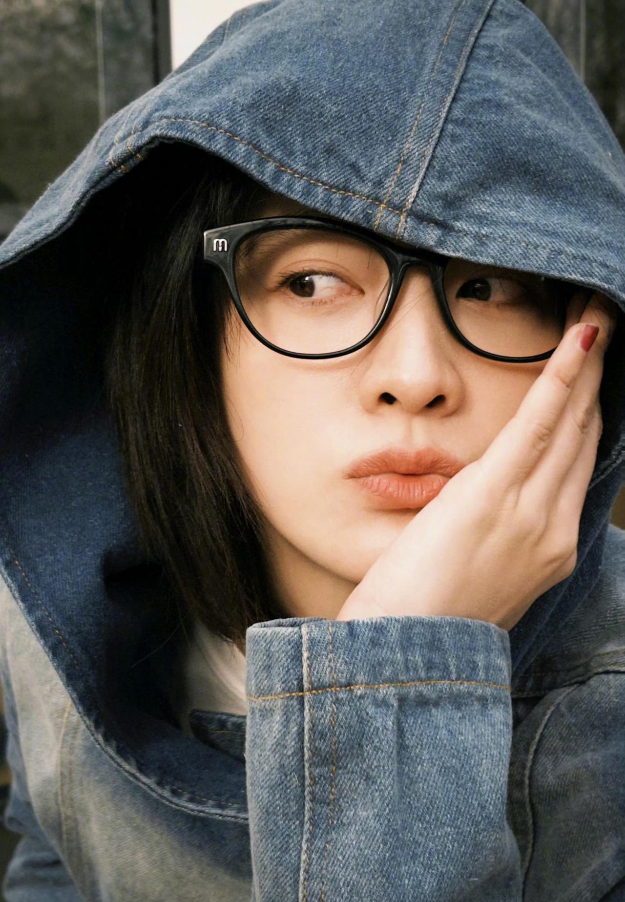 怎么？看呆了？
​别光看，倒是说句话啊。
给你个机会，猜我在想你什么。