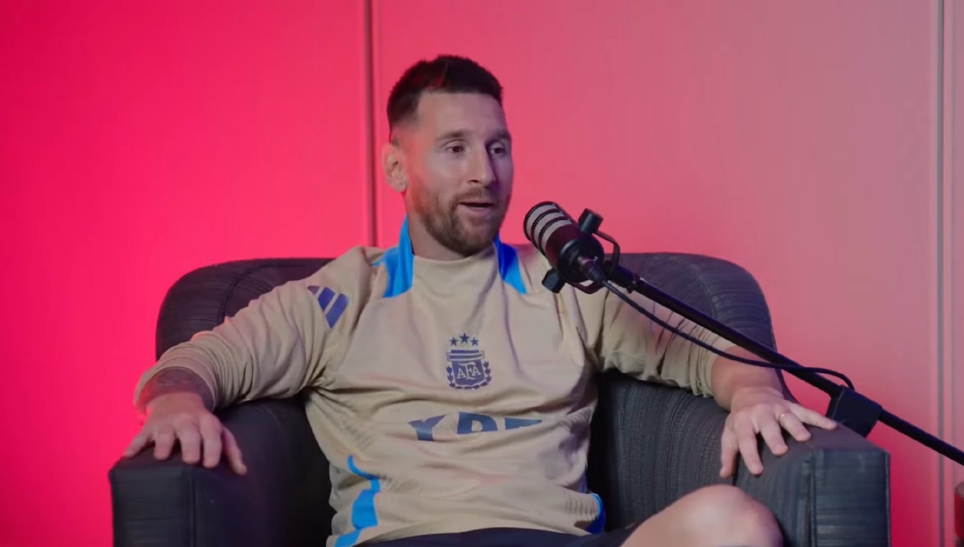 梅西谈为什么想和迈克尔·乔丹合影🎙️:“迈克尔·乔丹是有史以来最伟大的球员。看