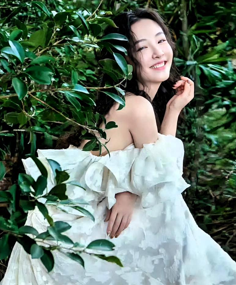 吴倩在节目里被问到那段婚姻，她没哭，只说了四个字：“还好没有重蹈覆辙。”

我跟