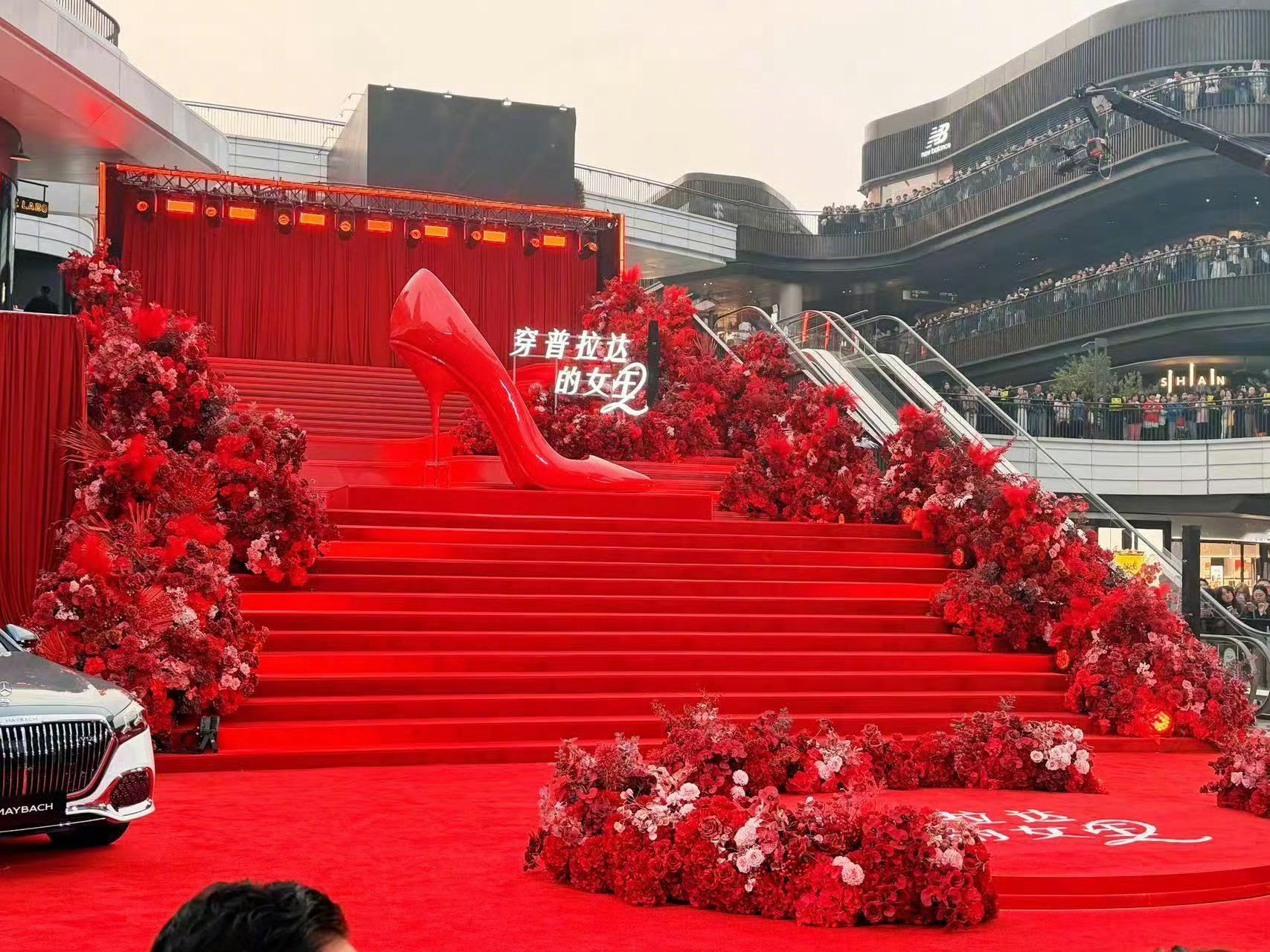 穿普拉达的女王2中国首映礼今日《穿普拉达的女王2》在上海举行中国首映礼，大红色高