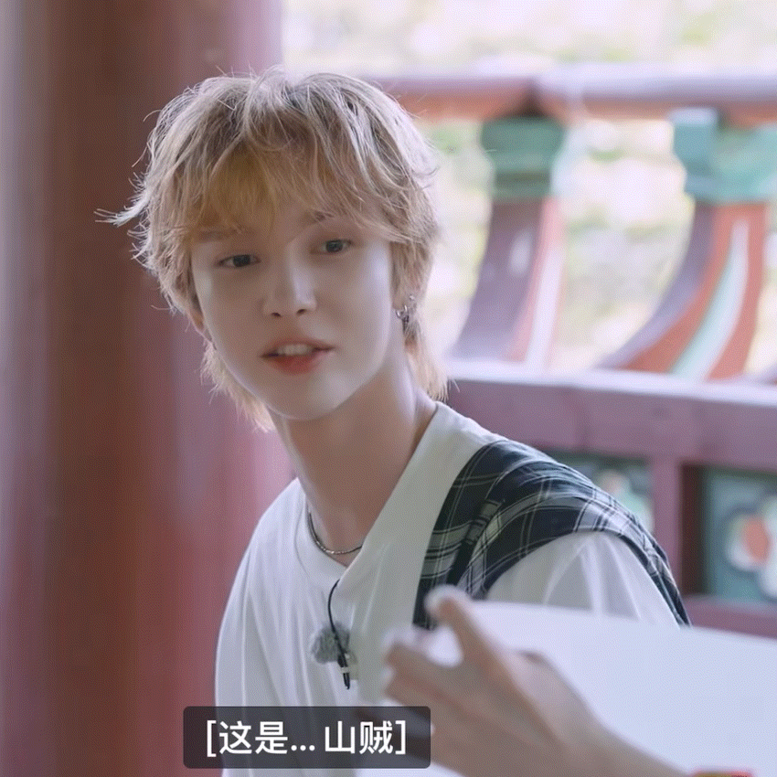 Daniel[超话]  🦁 sm练习生社团 旁边翘起来的一点头发完全就是小狗毛