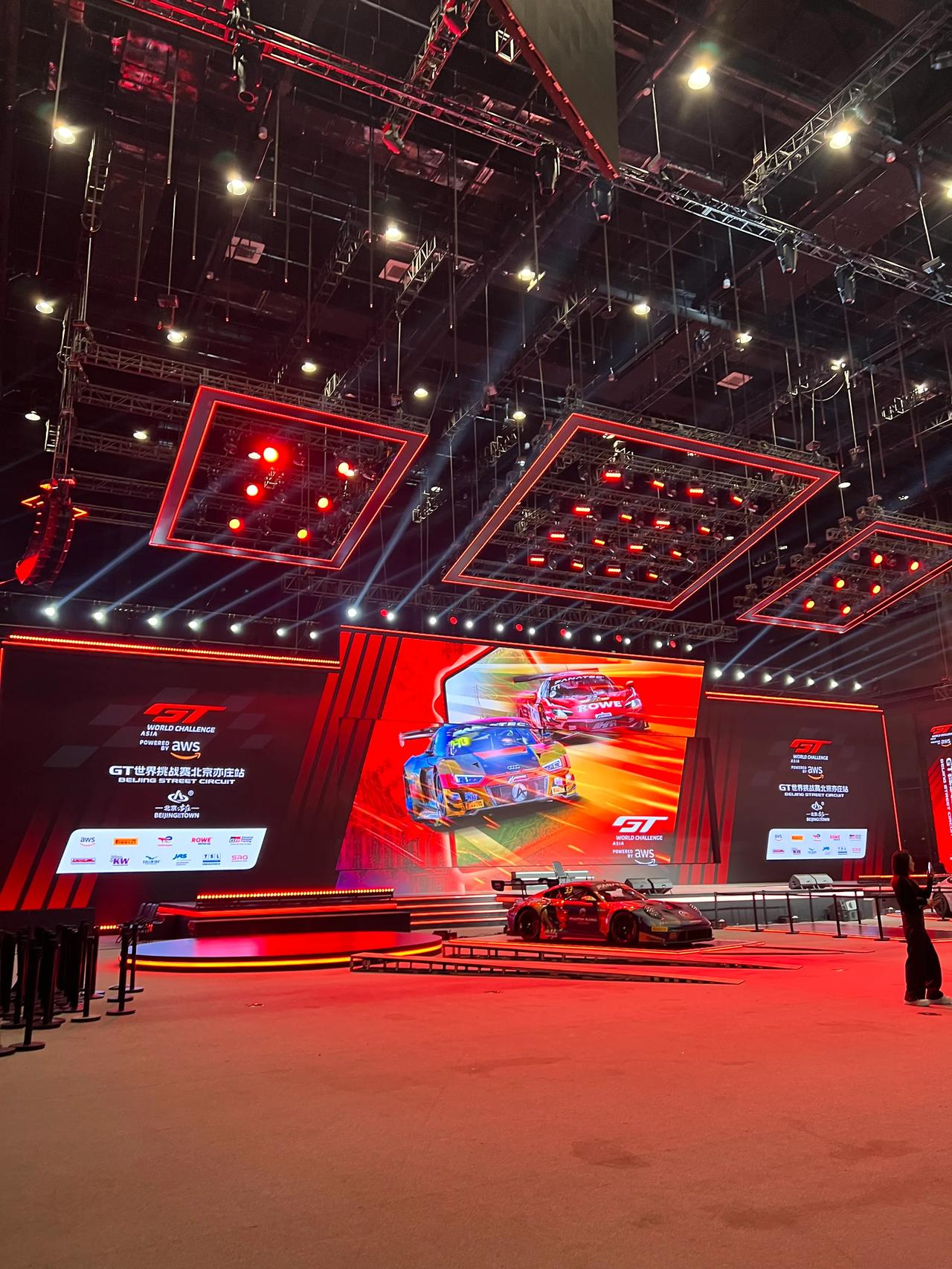 #亦城亦事# 引擎轰鸣，火花四溅，世界知名品牌赛车风驰电掣，每一位车手都怀揣着对