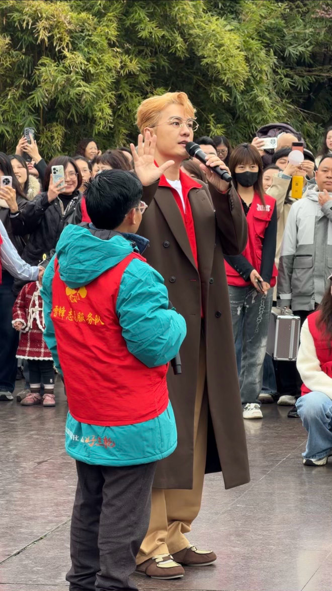 吴克群二月二召集100位理发师义剪二月二龙抬头全国Tony动起来 被这场百人义剪