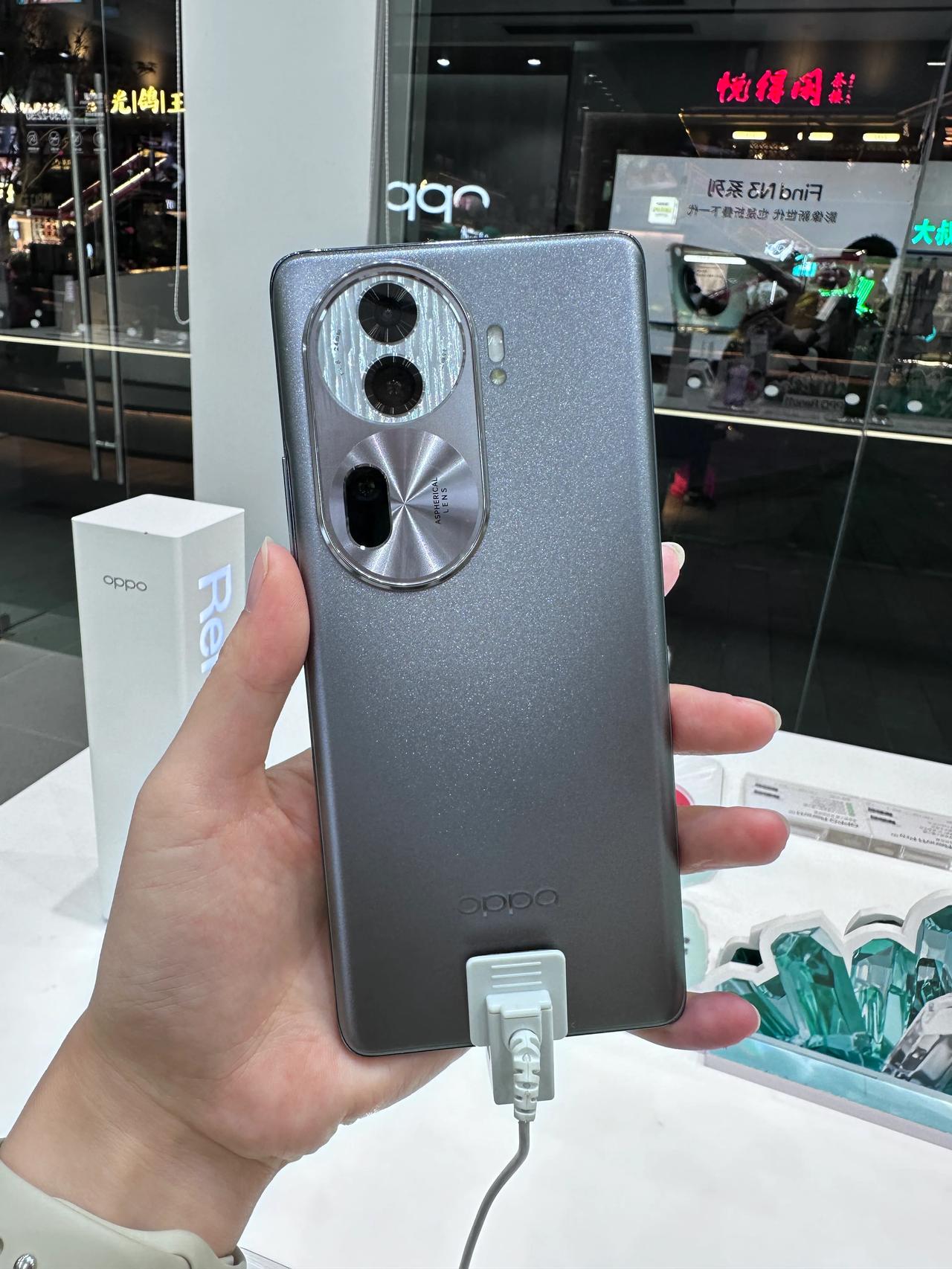 一直觉得OPPO Reno 11月光宝石是这个系列的王牌，看了萤石青和曜石黑（O