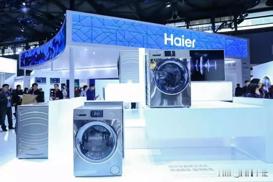 我的第一台海尔冰箱icon，是海尔兄弟，两个可爱的小兄弟在冰箱门上肩并肩站着，那