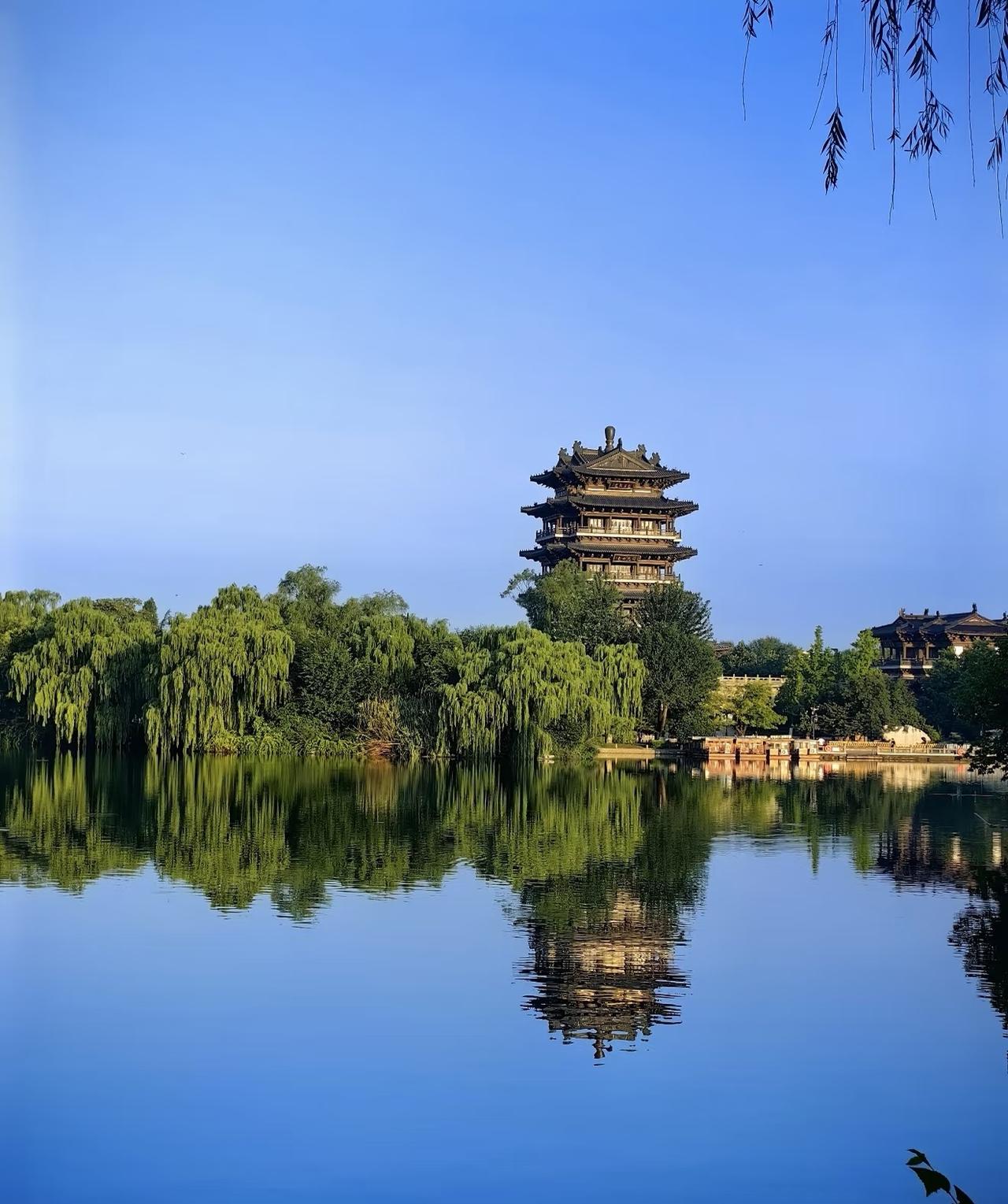 宝塔屹立耸云间，绿水青林美画面。