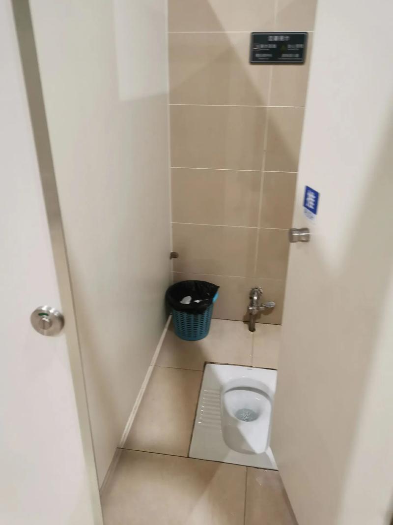 网上看到一个视频，某旅游博主晚上到火车站拍摄，突然内急，想去上个厕所。于是他来到