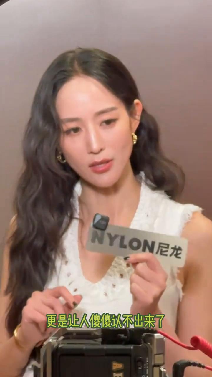 笑发财了。
事实证明明星根本就不适合用美颜滤镜。本来张钧宁在内娱就属于脸和名字对