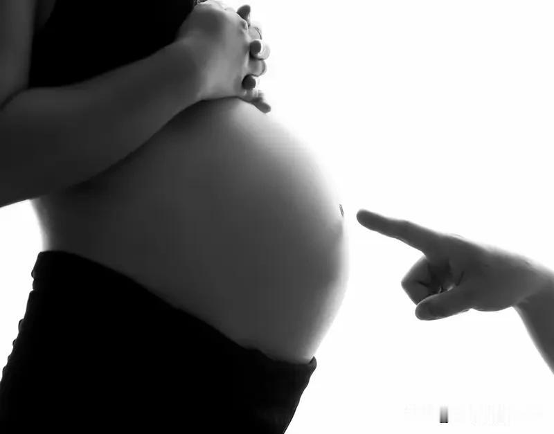 生育对女性而言，怎么看都像是笔“亏本买卖”。女性一生要生养孩子，承受生育损耗，还
