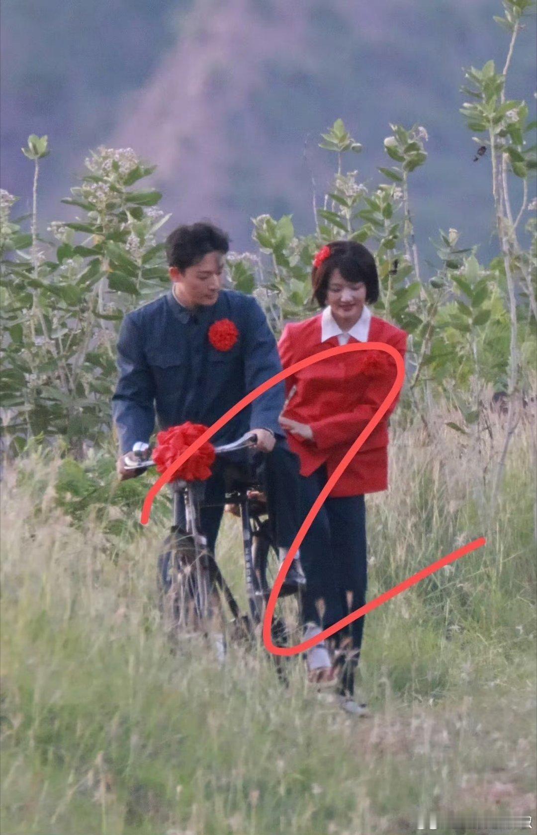 张晚意任敏柿柿如意新婚路透张晚意任敏《柿柿如意》新婚造型路透来了，好有年代感的造