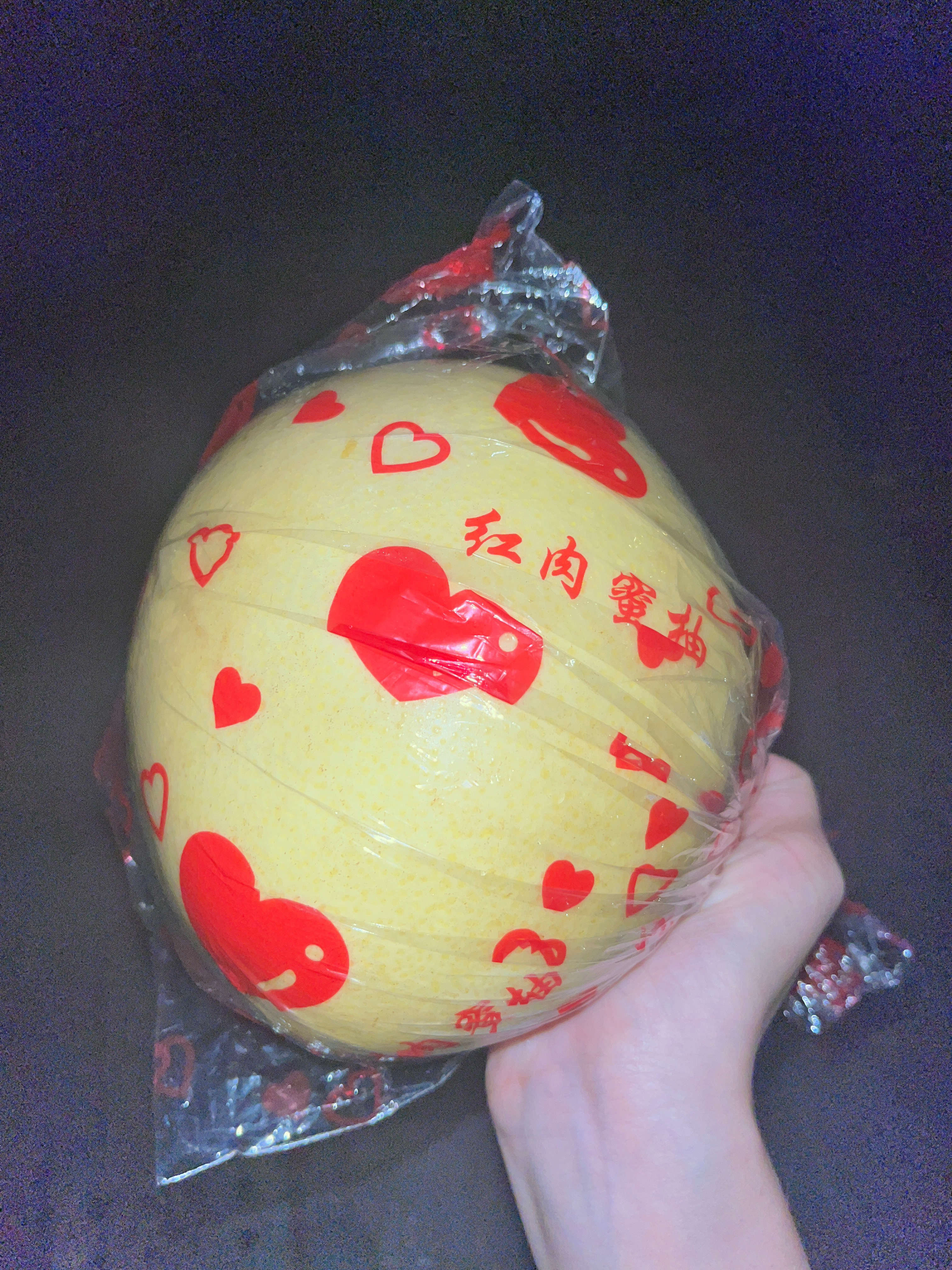 上班想买果切买成了整个的 现在扛着柚子回家了😅好好好[鲜花] 周五啃柚子 ​​