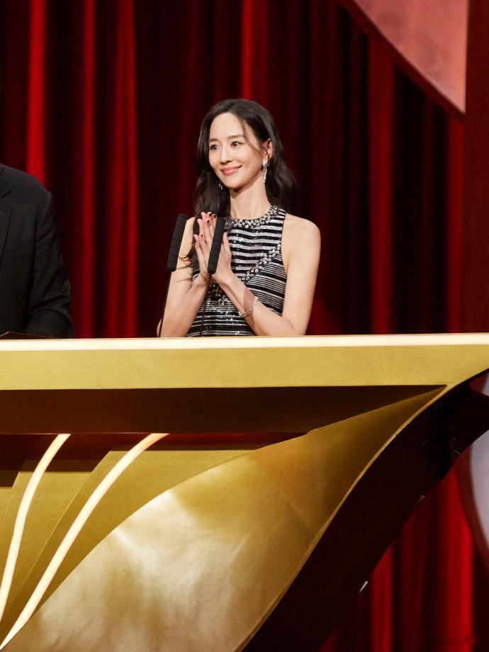 张钧甯生图拿什么输，看到金鸡奖的生图的时候，咱们姐真是赢麻了！状态超好！ 