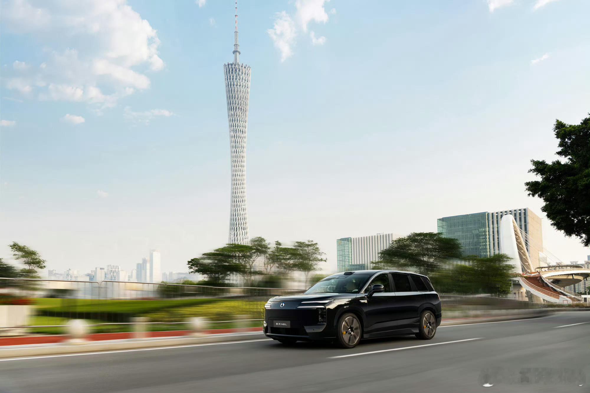 刚上市的腾势N8L，29.98万起这个价位，对大部分家庭用户来说太实在了。别看车