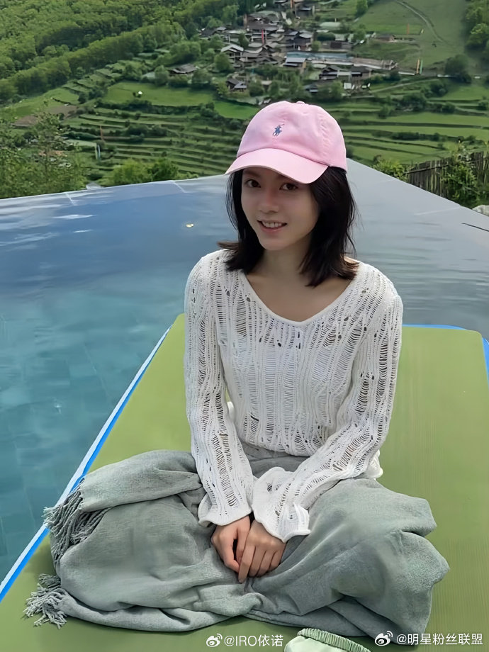 赵今麦水上打坐 解锁新奇体验！这场水上打坐是 VOGUE 山谷假日的特色环节，主