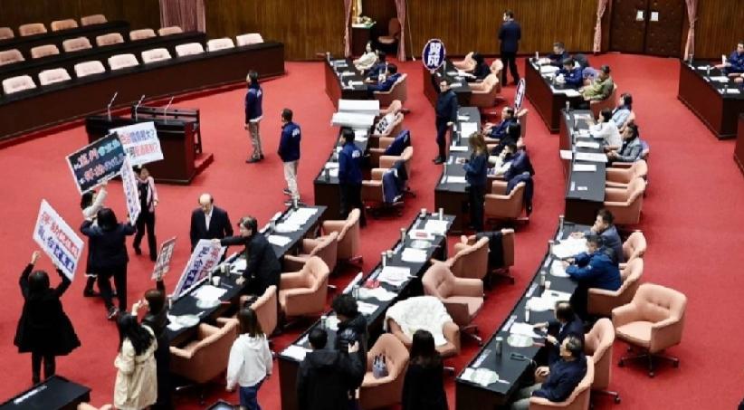 台湾国民党、民众党凭在立法院占多数优势，成功以赞成60票，反对51票，通过弹劾台