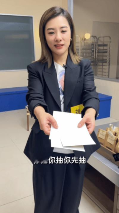 刘璇帮工作人员追星刘涛 谁懂啊！刘璇简直是员工专属圆梦大师吧，录制现场忙前忙后，