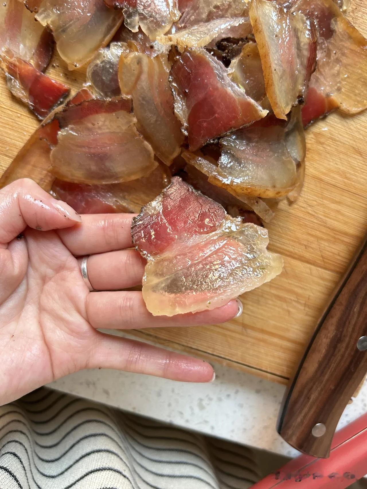 腊肉腊肉，是中国传统美食的代表之一，它的历史悠久，文化底蕴深厚。

每一口腊肉，