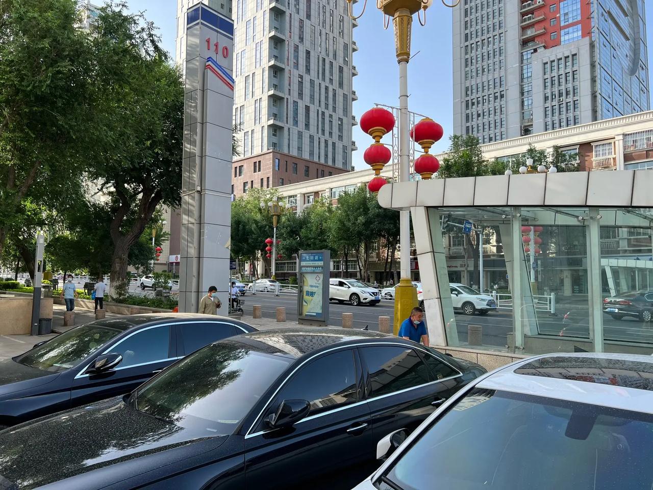 于海青：为何说新疆的建设需要更多的人口？ 眼前的画面是乌鲁木齐城市里的一些景色，