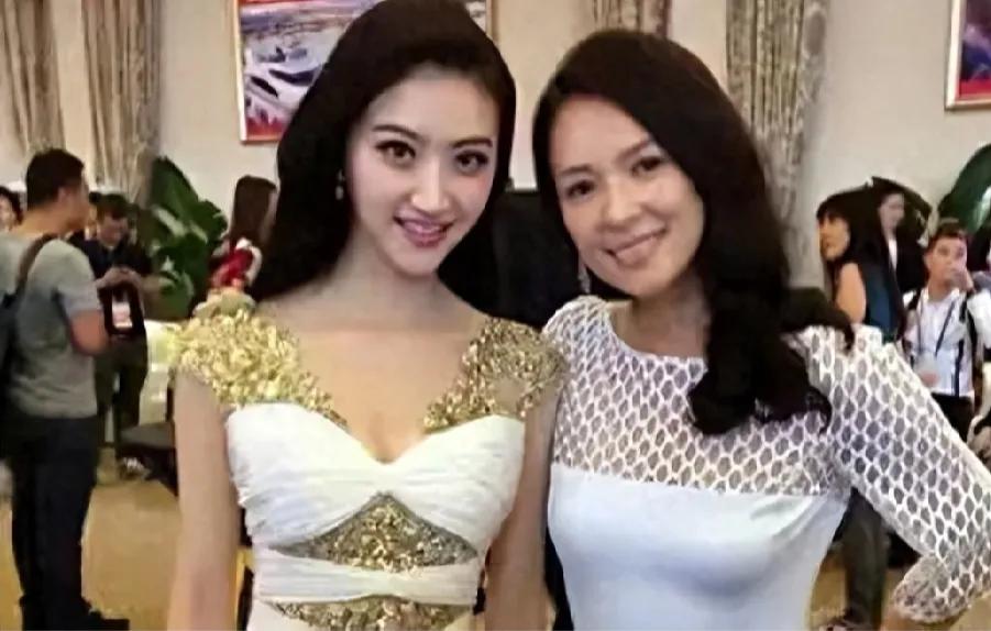 被大家公认上镜脸的章子怡，这次合照竟然也被她给比下去了！

这样一看，两人的差距