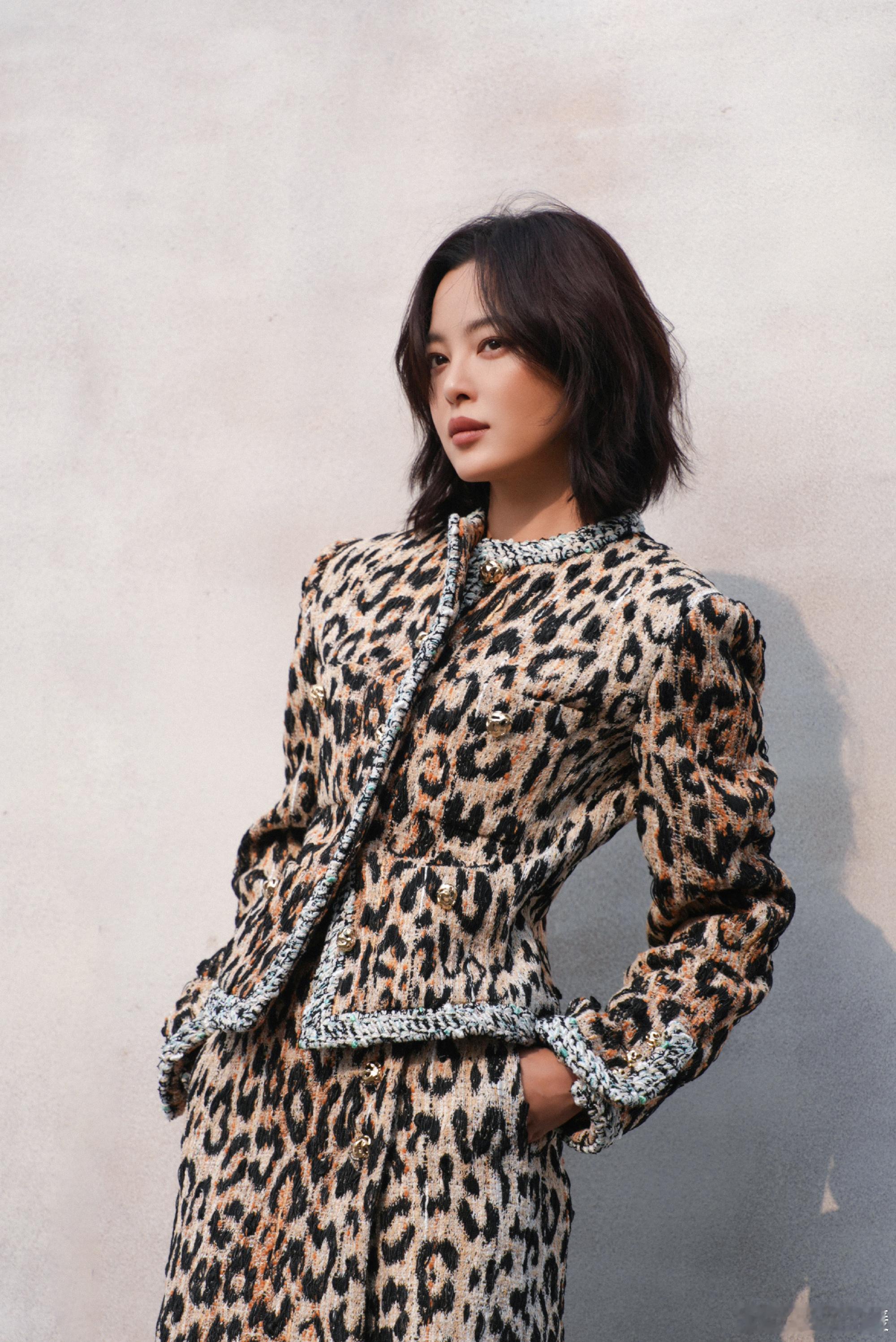 辛芷蕾穿去年一眼相中的衣服拍封面辛芷蕾穿上去年就相中的衣服，气场爆棚，还把张扬与