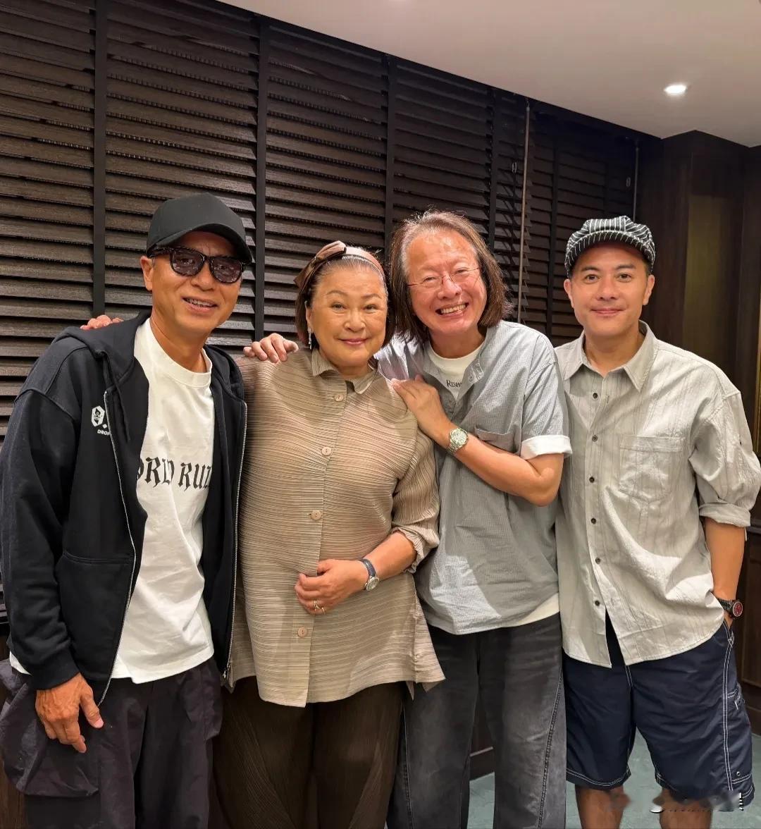 梁汉文和李克勤、卢淑仪夫妻俩聚餐，老牌港星黄淑仪罕见出镜。
当年的港剧《庙街妈兄