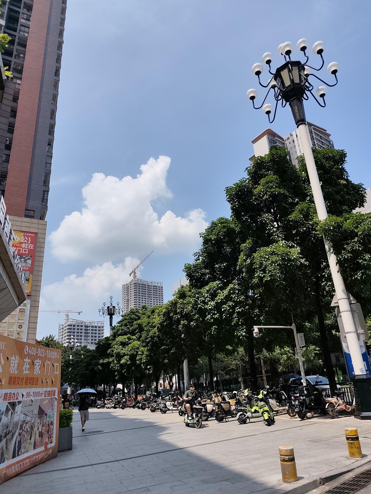 今天从黄埔区文冲到天河区三溪站出来，美林，宜家这边三楼有华苑小厨，就是南岗华苑酒