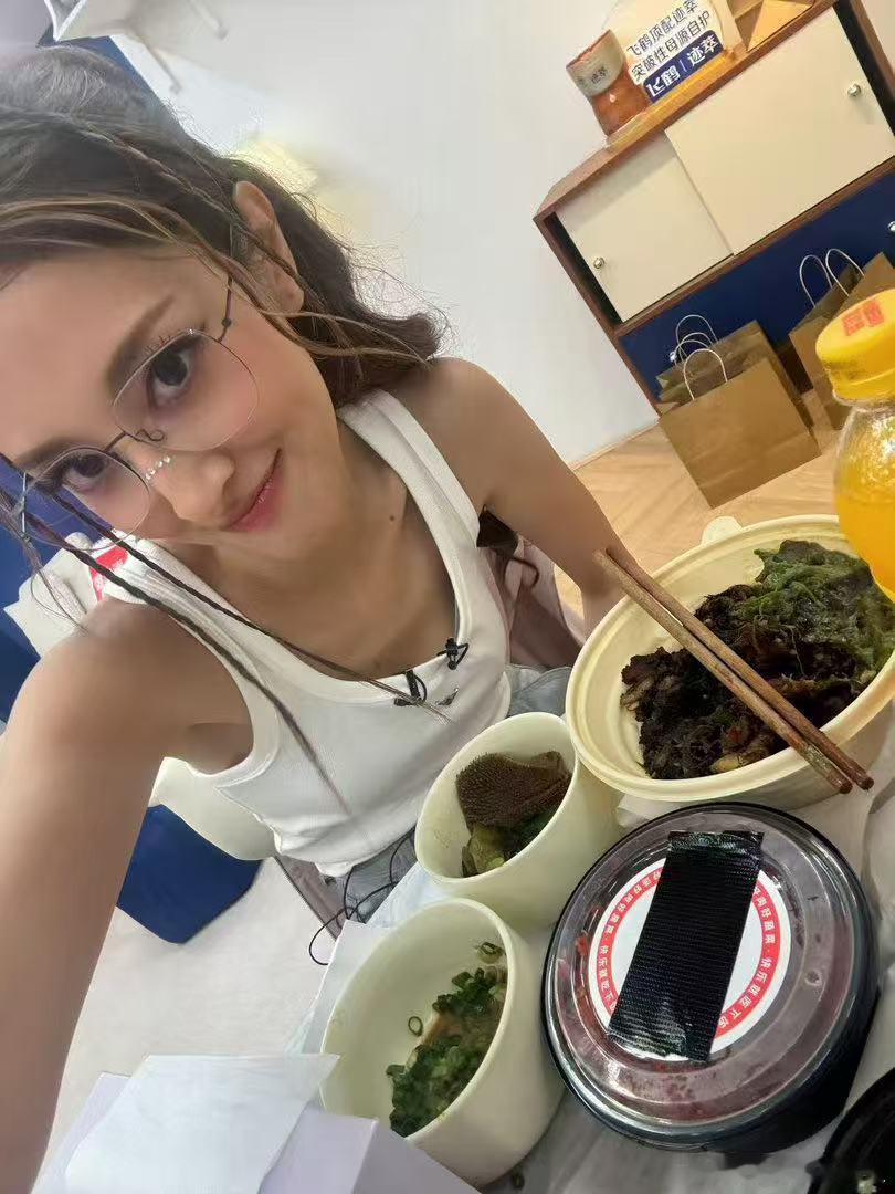 陈凯琳擂辣椒梦女 陈凯琳港姐爱上长沙美食乘风旅途有美食有伙伴太幸福！陈凯琳沉迷擂