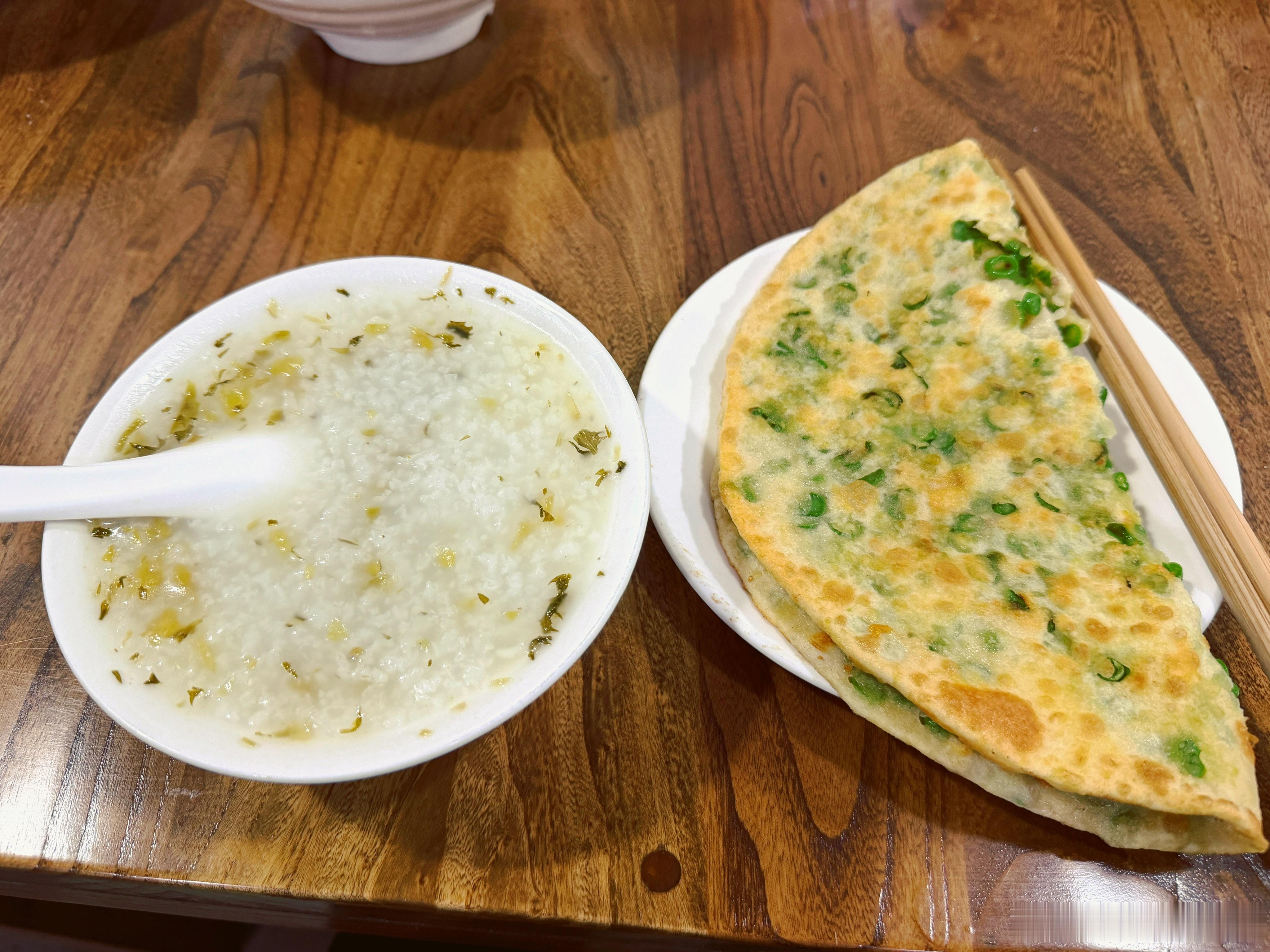 一早推开楼门，迎面便是一阵带着水汽的凉风——还没来得及反应，劈头盖脸的瓢泼大雨已