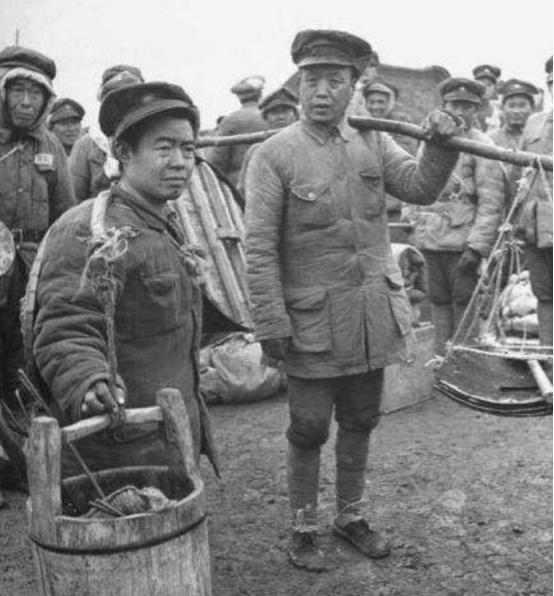 1948年12月的一天，解放军战士抓了一个俘虏，发现他像个伙夫，就给发了两块银元