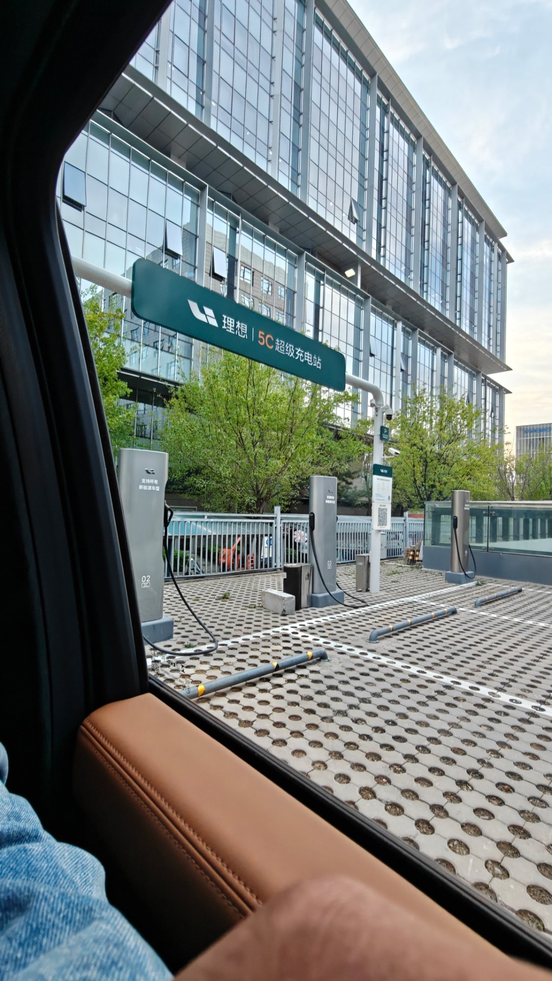 来理想 5C 超充吸一口，支持一下理想汽车李想朋友圈飙脏话