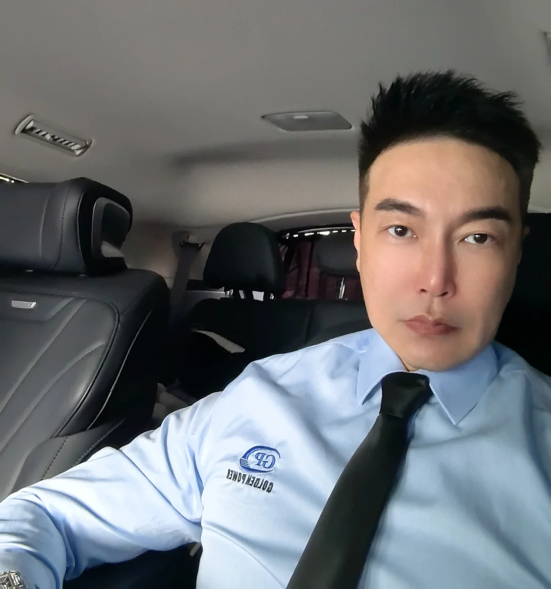 剪了个头发，蛮精神的，虽然看起来不聪明的