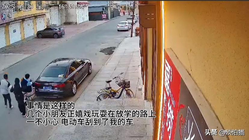 黑龙江哈尔滨，男孩骑车不小心蹭到路旁停着的轿车，男孩和几个同伴经过商量后主动找到