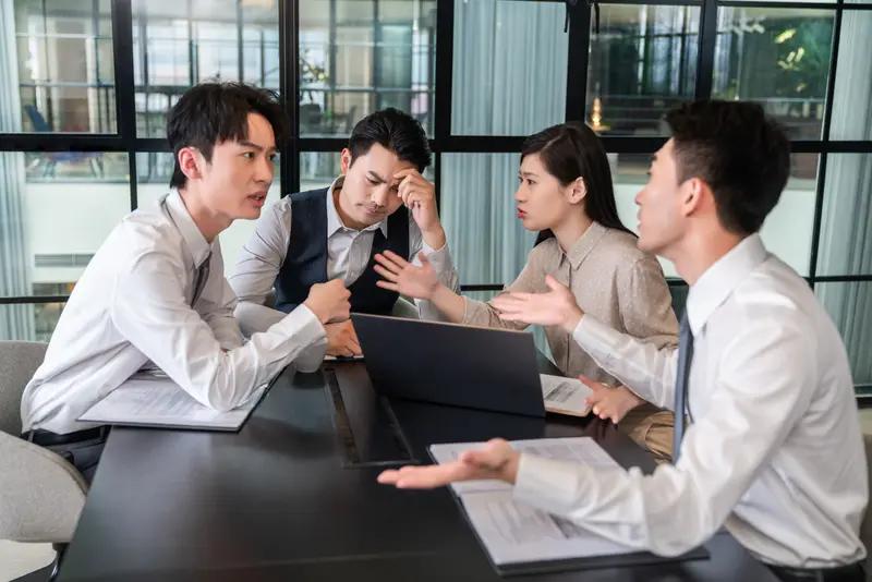 如何处理职场社交中的矛盾
职场社交有矛盾太正常了，别一上来就上头。先分清是事还是