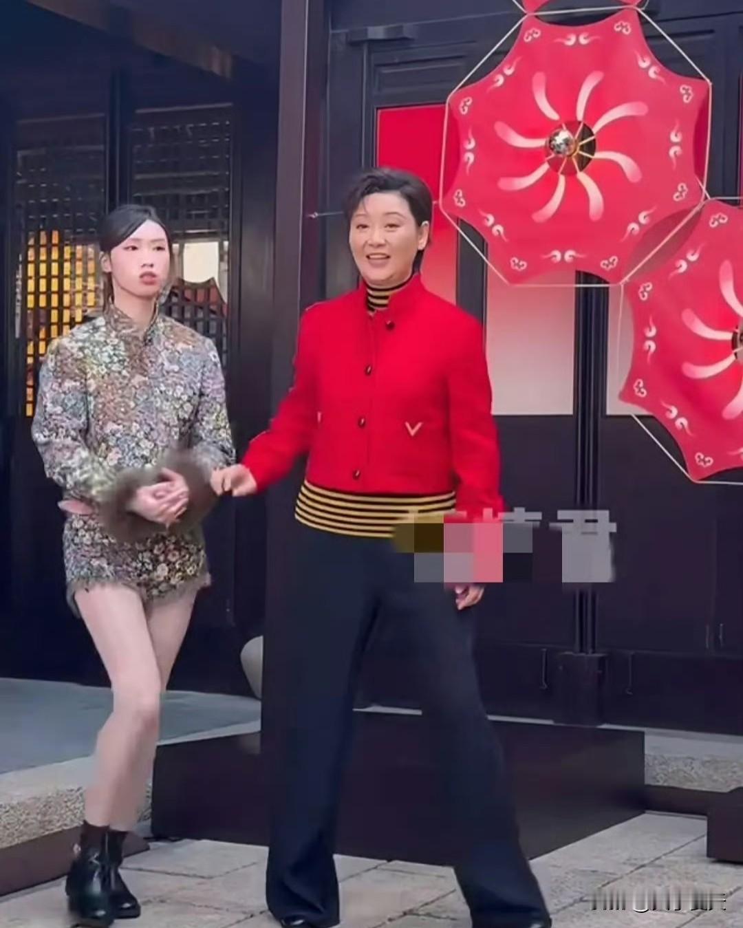 上海华伦天奴 宋祖儿皮包骨 孙俪穿成花 徐帆母女土气 红裙杨紫最惊艳 ​​​