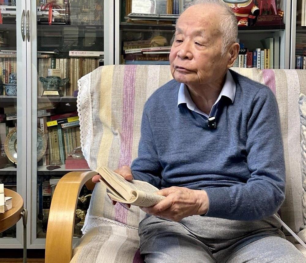 何祚庥赞成调查项某人，完全应该。你看看图三这像一个硕士兼职副教授说的话吗？满嘴跑