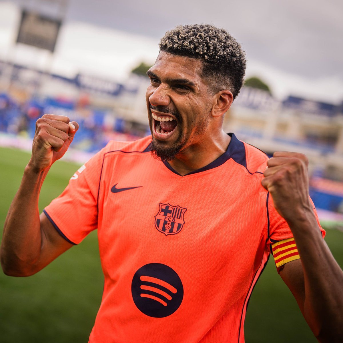 每体： 阿劳霍不考虑离开巴塞罗那，他没有绝望，并且坚信自己能够重获首发位置。 球