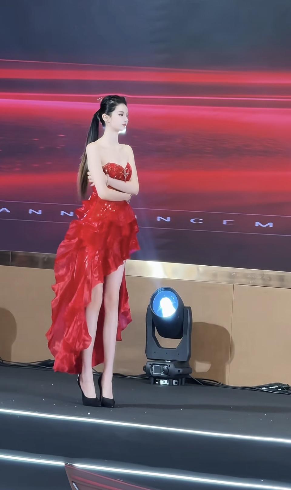上周去看品牌年度盛典，刚好撞见那位穿正红色丝绒礼服的女生出场。裙摆拖了快1.8米