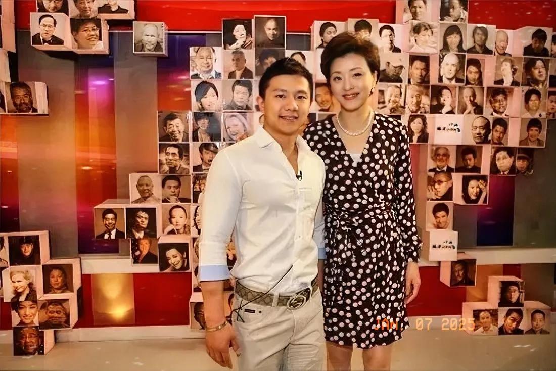 杨澜访谈录系列
杨澜专访奥运体操冠军陈一冰，这张照片拍的好，二人自然带着微笑。