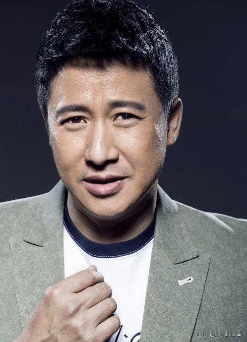 演员张国强说：2005年，我和康洪雷导演第一次合作，拍的《一针见血》那部戏，我演