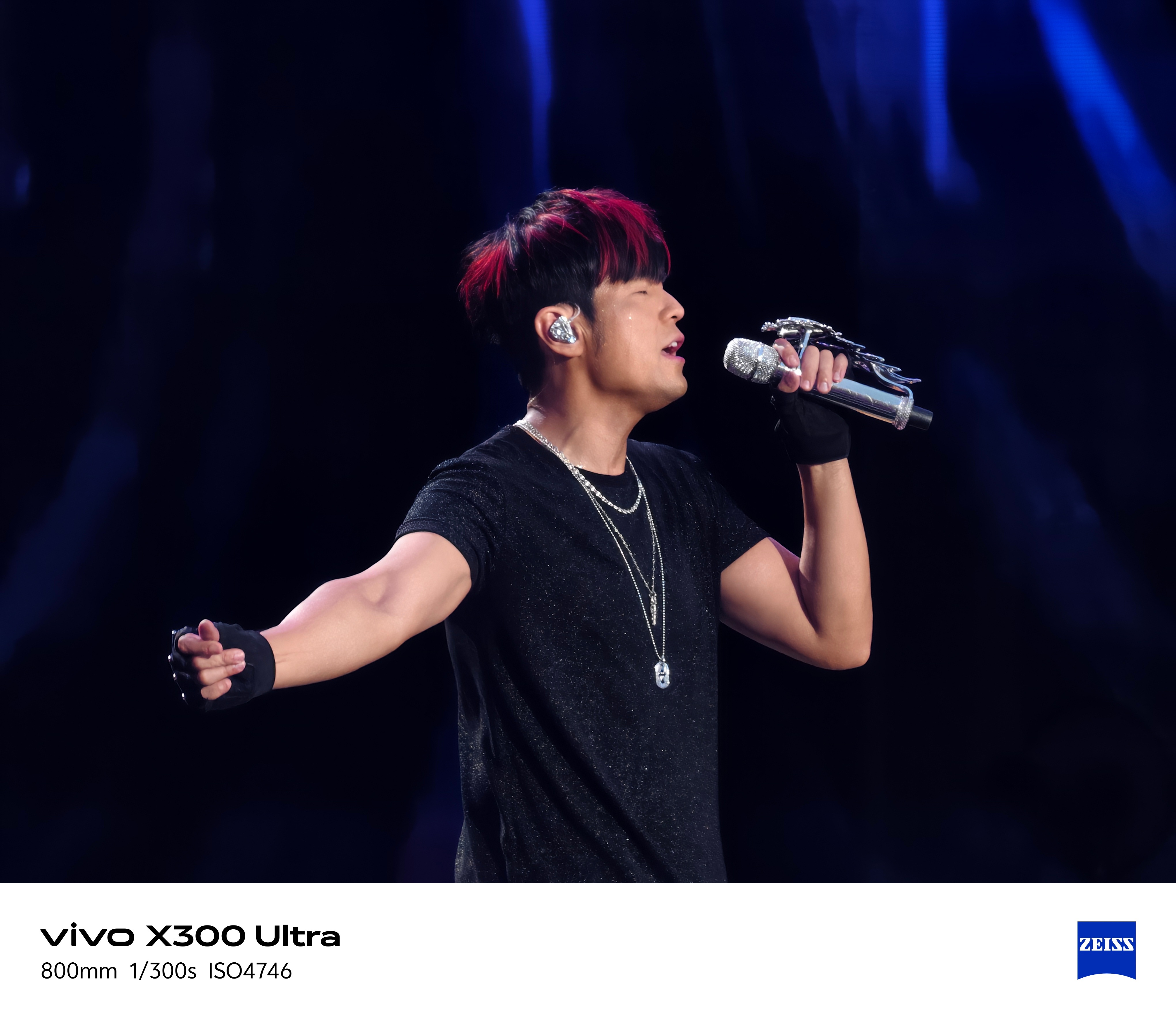 暑假刚开始它就火出圈了 前段时间就刷到周董带着vivo X300 Ultra去看