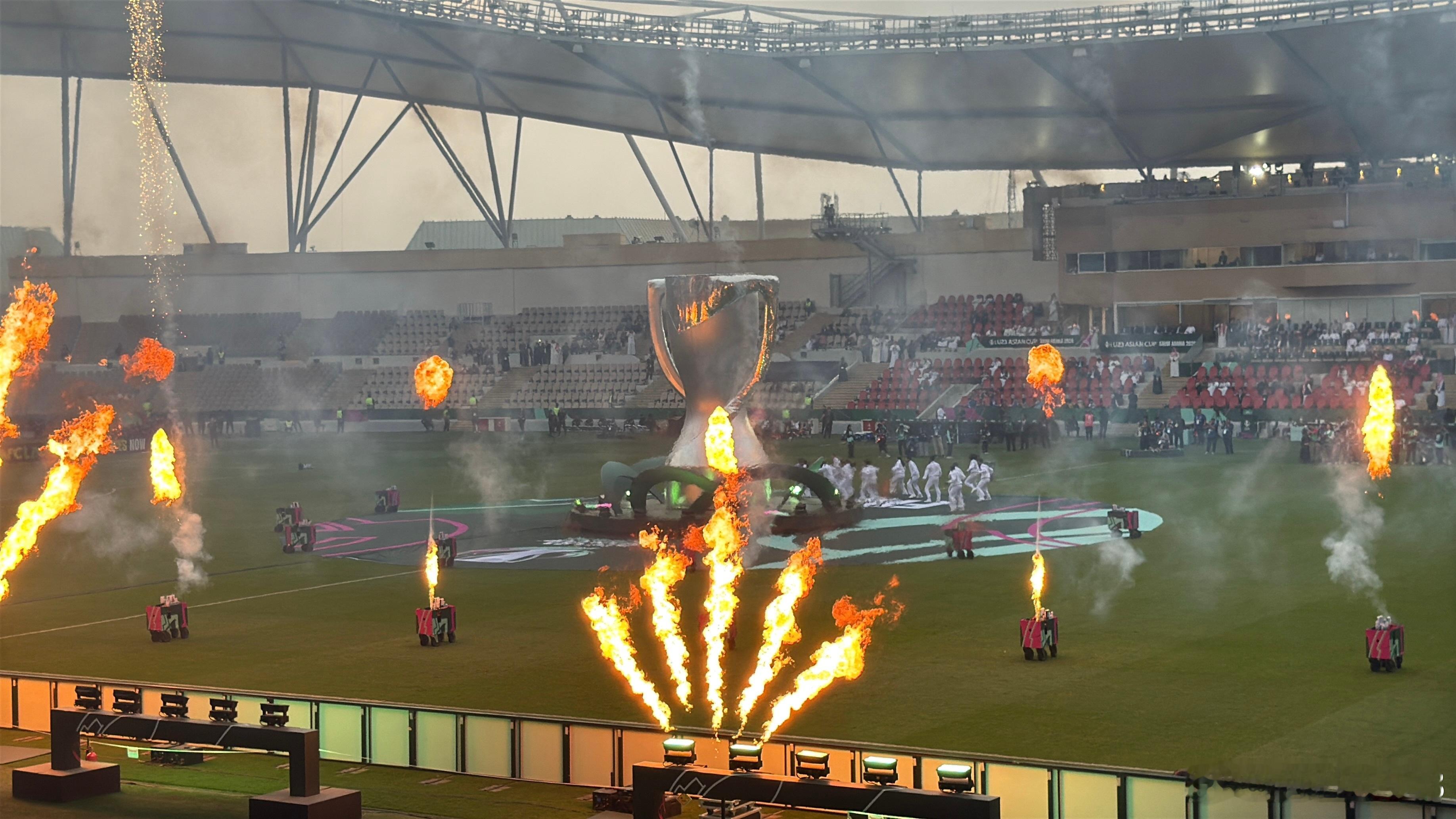 U23亚洲杯开场焰火秀，坐在看台上都感受到了热 沙特阿拉伯·吉达