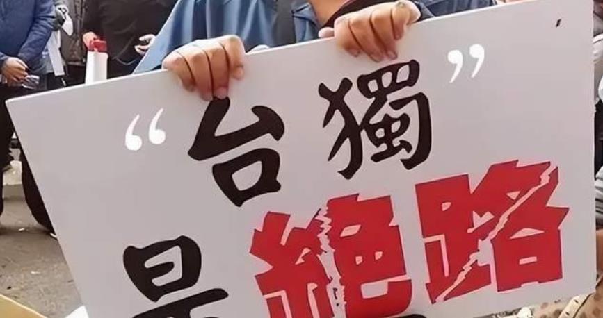 通缉犯名单中应该加上柯文哲
2024是台湾地区领导人的选举年，
民意暂时领先的民