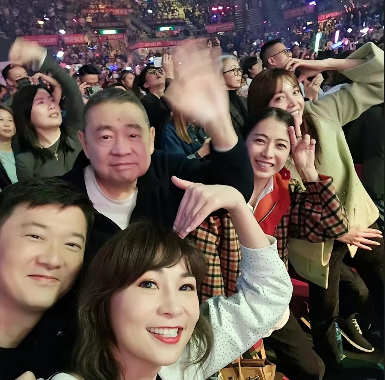 72岁刘銮雄熬夜陪甘比看演唱会，开心自拍亲密揽肩似热恋，嫁入豪门的她才不卑微！
